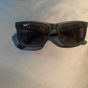 Matte black Ray Bans